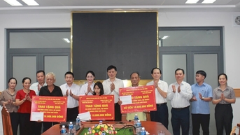 Tặng 40 triệu đồng cho các gia đình khó khăn