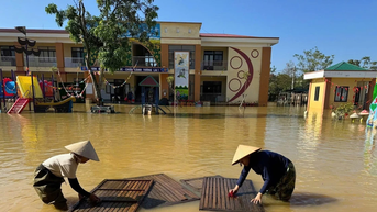 Giáo viên lội bùn dọn trường sau lũ, sẵn sàng đón học sinh trở lại lớp