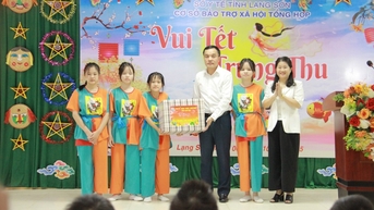 Đoàn công tác của tỉnh tặng quà Tết Trung thu tại Cơ sở Bảo trợ Xã hội Tổng hợp tỉnh