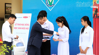 Sacombank chi nhánh Ninh Hòa trao 30 suất học bổng cho học sinh có hoàn cảnh khó khăn