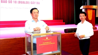 Cơ quan Ủy ban MTTQ thành phố ủng hộ đồng bào bị thiệt hại do bão số 10