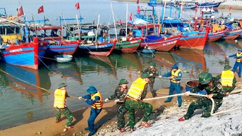Cứu người dân bị lật thuyền khi đi câu mực trên biển