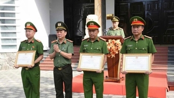ប្រធានគណៈកម្មាធិការប្រជាជនទីក្រុង Da Nang បានប្រគល់ប័ណ្ណសរសើរដល់បុគ្គលចំនួន ៣ រូបរបស់នគរបាលក្រុង