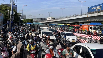 TP Hồ Chí Minh: Ùn tắc giao thông nghiêm trọng tại ngã 4 Thủ Đức