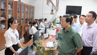 경제 개발을 위해 지방 정부 구성원을 배정하여 지역 사회와 협력합니다.