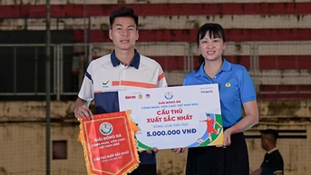 'Nhạc trưởng' của Ngân hàng Việt Nam giành danh hiệu Cầu thủ xuất sắc nhất