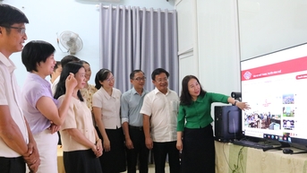 후에 신문, 라디오 및 텔레비전은 Loc An 공동체의 정보 및 선전 활동을 지원합니다.