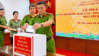 Thanh Liet Ward 경찰은 폭풍과 홍수로 피해를 입은 사람들을 지원합니다.