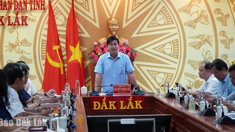 응우옌 티엔 반(Nguyen Thien Van) 성 인민위원회 부위원장은 성 공무원들의 건강 관리에 관한 부서와 협력했습니다.