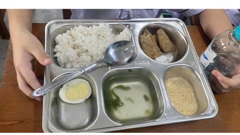 Có gì ở bữa ăn 25.000 đồng của học sinh đang gây "bão" ở Quảng Trị?
