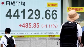 정치적 파장으로 일본 주식 사상 최고치 경신