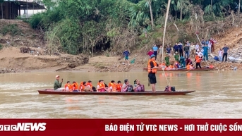 ស្ពានត្រូវទឹកជន់លិច សិស្សជាង២០០នាក់ត្រូវជិះទូក និងតខ្សែដើម្បីឆ្លងអូរដើម្បីទៅសាលារៀន។