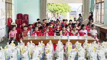 박닌호아(Bac Ninh Hoa) 공동체는 어린이들을 위한 다양한 중추절 행사를 개최합니다.
