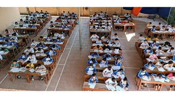 Thiếu phòng, học sinh phải làm bài thi ở… nhà để xe