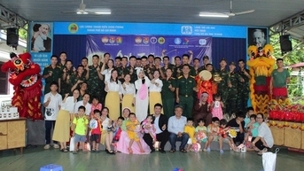 Trung thu nghĩa tình của chiến sĩ với trẻ em Làng SOS Gò Vấp