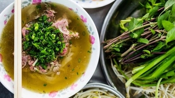 호주 관광객들은 단 48시간 만에 호치민시를 돌아다니며 온갖 맛있는 음식을 먹습니다.