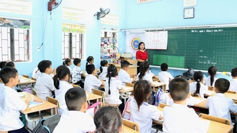 Học sinh 19 trường vùng lũ trở lại lớp sau một tuần gián đoạn