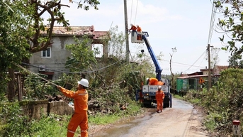 Khôi phục và cấp điện trở lại cho toàn bộ khách hàng bị ảnh hưởng của bão số 10 trong ngày 6/10