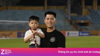 Con trai của Đình Trọng được dàn sao CAHN dạy chơi bóng