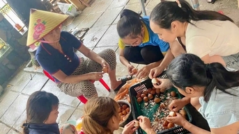 Ấm lòng những suất ăn nhân ái nơi vùng lũ