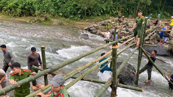 Quảng Ngãi: Cầu tre được dựng lại, 34 hộ dân thoát cảnh chia cắt