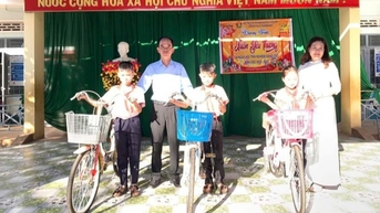 Bài học về lòng nhân ái từ thầy hiệu trưởng