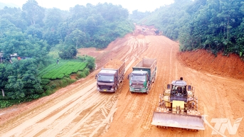 'Chạy đua' tiến độ trên những tuyến đường