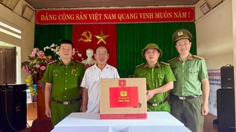 Công an thành phố Đà Nẵng thành lập 8 đoàn công tác hỗ trợ người dân vùng lũ