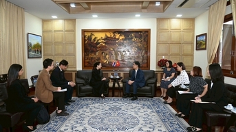 Đại sứ Phạm Việt Hùng tiếp Chủ tịch Liên đoàn bóng đá Thái Lan