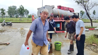 Chung cư “khát” nước sạch sau lũ