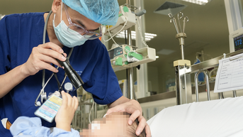 Bé trai tắc ruột sau khi nuốt hạt nở