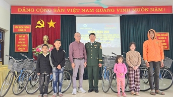 Báo Pháp luật Việt Nam tặng quà con nuôi các Đồn biên phòng