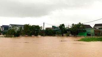 Mưa lớn và lũ đổ về khiến làng mạc bị cô lập, đường sá chìm trong biển nước