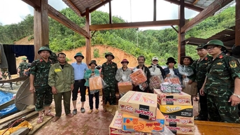Lực lượng vũ trang vượt điểm sạt lở mang nhu yếu phẩm cứu trợ người dân vùng bị cô lập