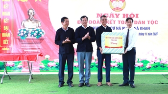 Chủ tịch UBND tỉnh Lê Văn Lương dự Ngày hội Đại đoàn kết toàn dân tộc tại liên khu dân cư bản Nà Phát - Nà Khan, xã Bình Lư