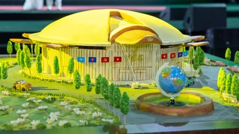 Mô hình Trung tâm Triển lãm Việt Nam làm từ 510kg xôi, đậu xác lập kỷ lục Việt Nam