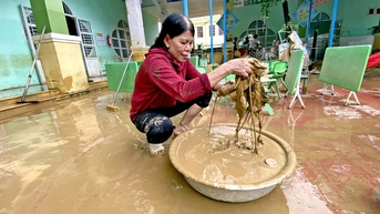 Xót xa cảnh thầy cô giáo vùng rốn lũ Đà Nẵng cọ rửa từng lớp bùn tìm lại đồ dùng cho học sinh