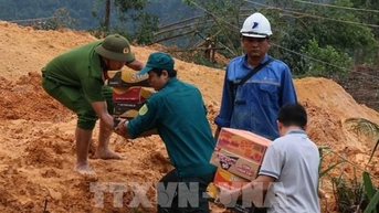 Băng rừng, vượt sông mang lương thực đến bà con vùng lũ