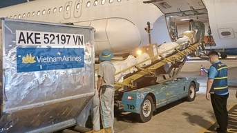 Gần 500kg hàng hóa hỗ trợ vùng lũ đã được Vietnam Airlines vận chuyển đến Huế