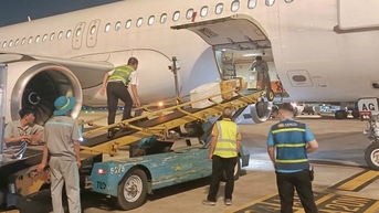 Những kiện hàng hỗ trợ vùng lũ đầu tiên trên chuyến bay của Vietnam Airlines đã đến Huế
