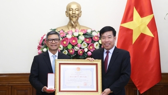 Trao Huân chương Hữu nghị tặng Đại sứ Indonesia Denny Abdi