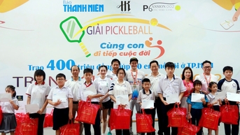 Xúc động khi 400 triệu đồng được trao tận tay các em nhỏ mồ côi