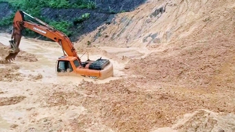 Xe múc đang xúc dọn đất thì ngọn đồi sạt lở đổ ầm xuống