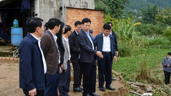 Phó Bí thư Tỉnh ủy Lâm Đồng Lưu Văn Trung thăm, động viên người dân vùng lũ Ka Đô