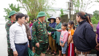 Thiếu tướng Hoàng Duy Chiến: Mỗi ban chỉ huy phòng thủ khu vực dự trữ ít nhất 3 tấn lương thực, thực phẩm ứng phó mưa lũ