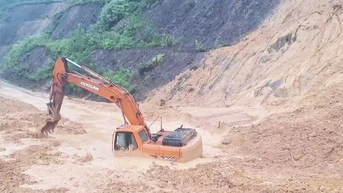 Đà Nẵng: Đang dọn đất sạt lở, một xe múc bị vùi lấp