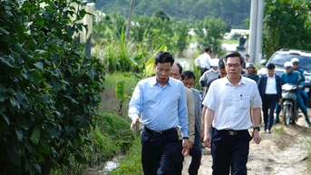 Phó Bí thư Tỉnh ủy Lâm Đồng Lưu Văn Trung thăm, kiểm tra tình hình mưa lũ tại xã D’Ran