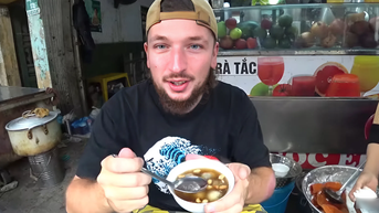 Khách Tây thử món lạ giữa ngày lạnh ở Hải Phòng, xuýt xoa khen ngon