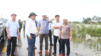 Phó Chủ tịch UBND tỉnh Dương Mah Tiệp kiểm tra tình hình sạt lở đất, ngập lụt và công tác sơ tán dân cư tại một số xã phía Đông