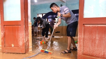 Nhà giáo viên ngập đến mái, trường học đầy sình lầy, hư hại nặng sau lũ
